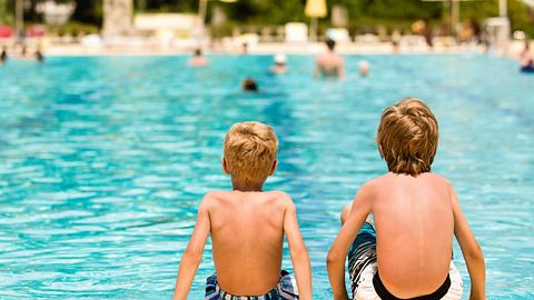 Politik fordert: Kinderfreie Hotels sollen verboten werden - Foto: iStock/fotostorm