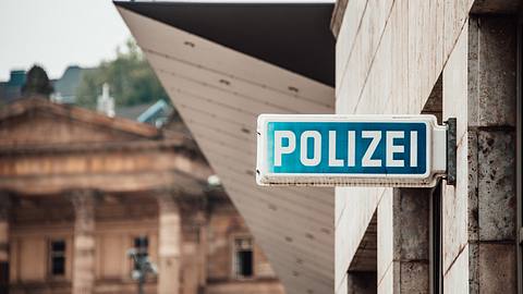 Frau ruft Polizei bei Notfall – und wird übel im Stich gelassen - Foto: MarioGuti/iStock