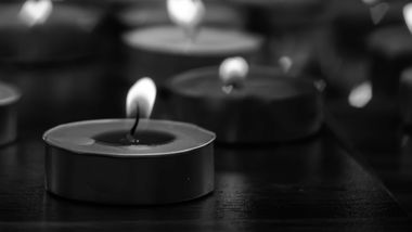 Brennende Kerzen in schwarz-weiß - Foto: ISAREE K TIMMS/iStock (Themenbild)