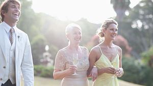 polterabend outfit - Foto: iStock/Paul Bradbury