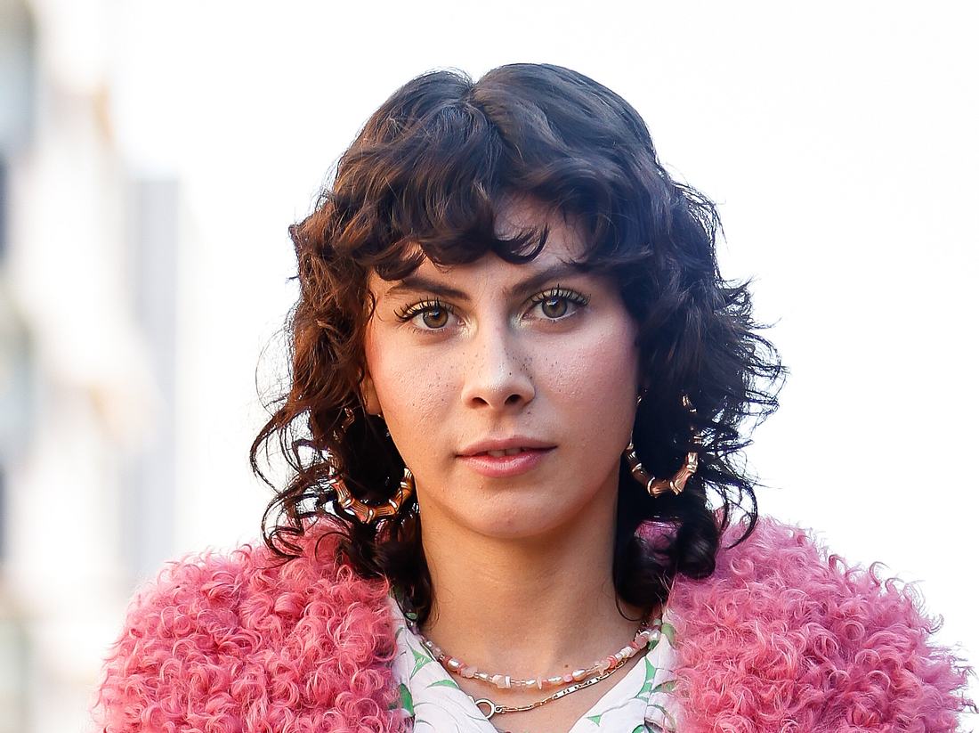 Der Curly Fringe beweist: Locken und Ponys sind eine super Kombi Der Curly Fringe beweist: Locken und Ponys sind eine super Kombi