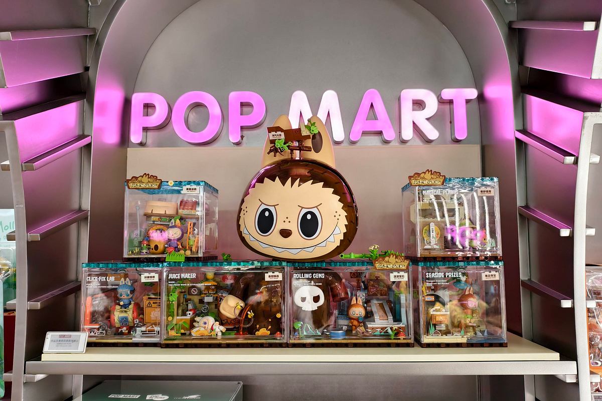 Labubu-Spielzeuge ausgestellt in einem Pop Mart Store