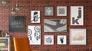 Verschiedene Poster mit Rahmen vor Backsteinwand - Foto: iStock/ asbe