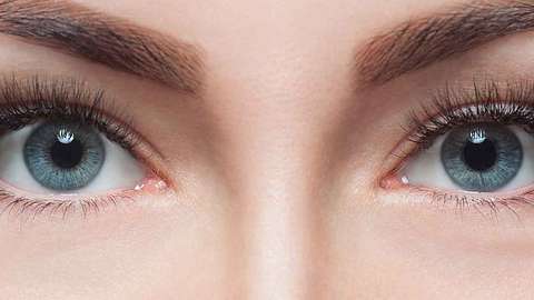 Powder Brows: Der neue Kosmetik-Trend für tolle Augenbrauen - Foto: iStock/ dimid_86