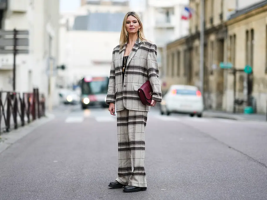 Ein Power-Suit macht kombiniert zu Loafers ein tolles Outfit.