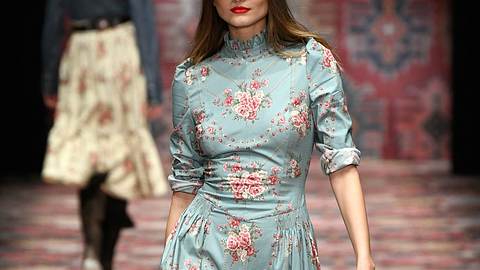 Der Fashiontrend Präriekleid ruft! Und so kannst du den Country-Style stilecht oder im Stilbruch kombinieren. - Foto: Getty Images