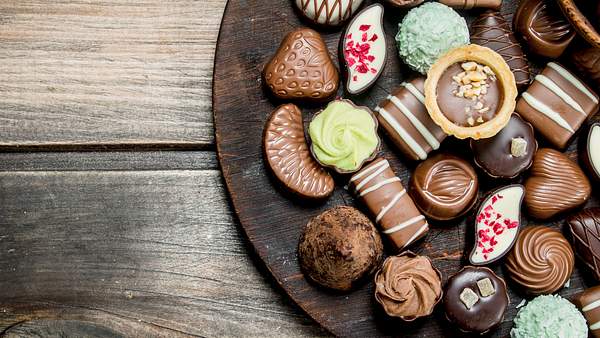 Pralinen sind ein besonderes Geschenk. Unsere Rezepte sind raffiniert, aber ganz einfach selber zu machen. - Foto: Olesia Shadrina / iStock