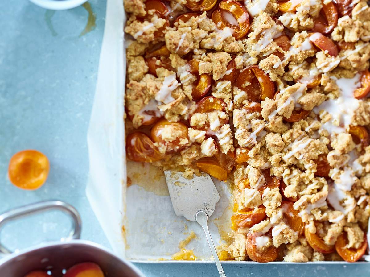 Crumble war gestern! Heute genießen wir Prasselkuchen mit Aprikosen.