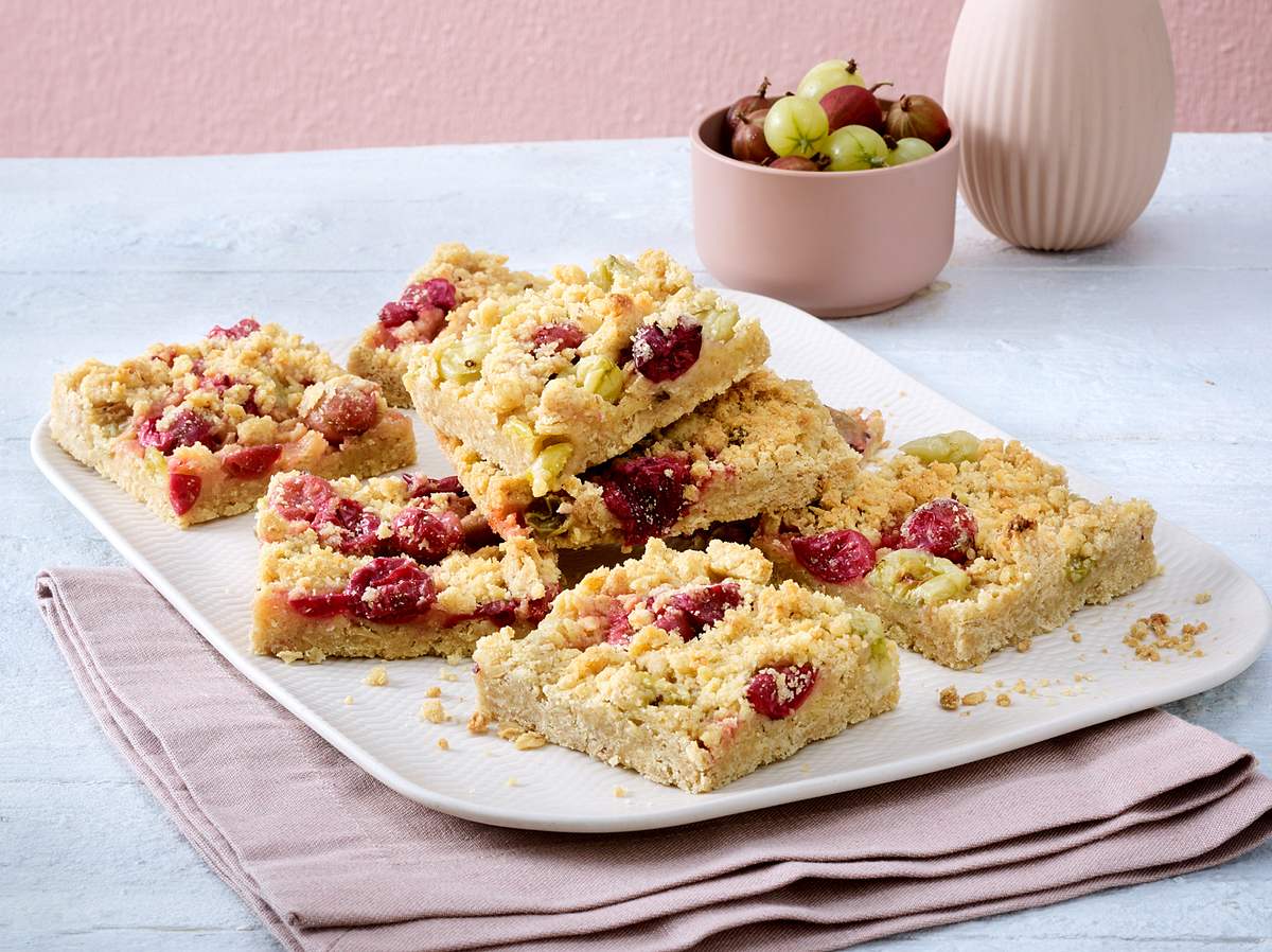 Fruchtige und säuerliche Stachelbeeren treffen auf süße sowie knusprige Streusel.