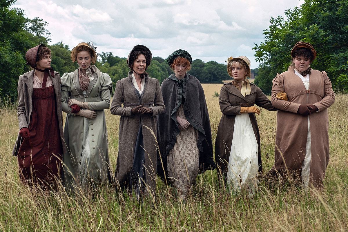 Das erste Bild zur neuen Stolz & Vorurteil-Serie Das erste Bild zur neuen Stolz & Vorurteil-Serie zeigt die Schauspielerinnen Emma Corrin, Freya Mavor, Oliva Colman, Hopey Parish, Rhea Norwood und Hollie Avery.
