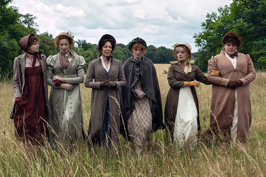 Das erste Bild zur neuen Stolz & Vorurteil-Serie zeigt die Schauspielerinnen Emma Corrin, Freya Mavor, Oliva Colman, Hopey Parish, Rhea Norwood und Hollie Avery.