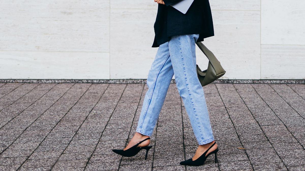 Amazon Prime Day: Frau mit Jeanshose auf der Straße
