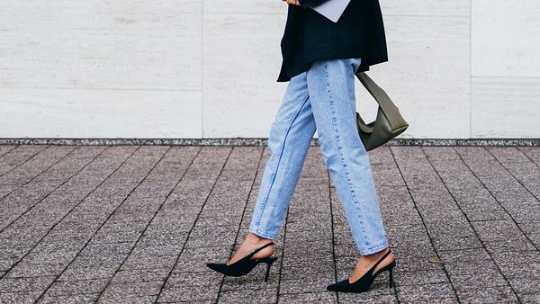 Amazon Prime Day: Frau mit Jeanshose auf der Straße - Foto: iStock / FreshSplash 