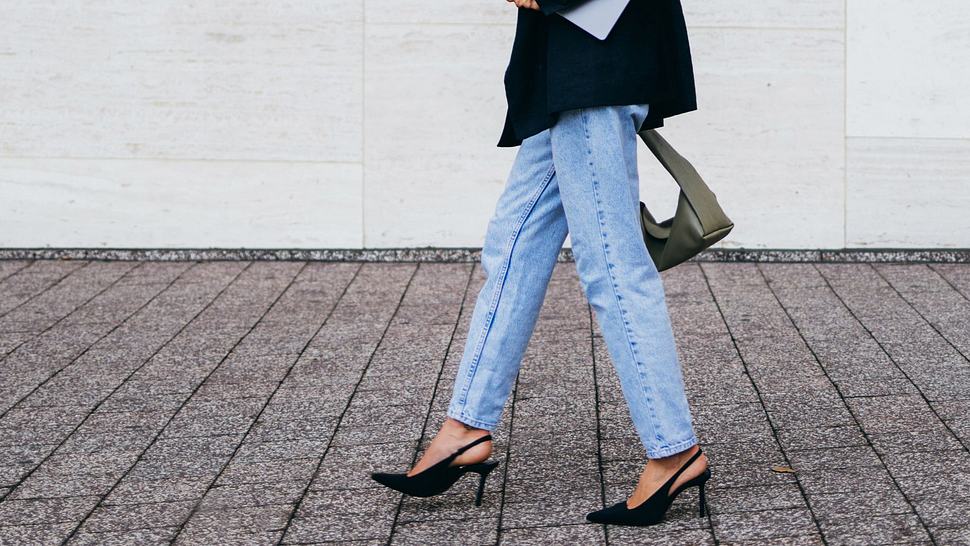 Amazon Prime Day: Frau mit Jeanshose auf der Straße - Foto: iStock / FreshSplash 