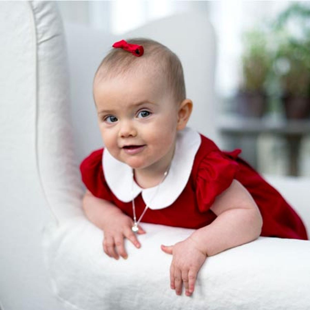 prinzessin estelle an weihnachten mit roter schleife