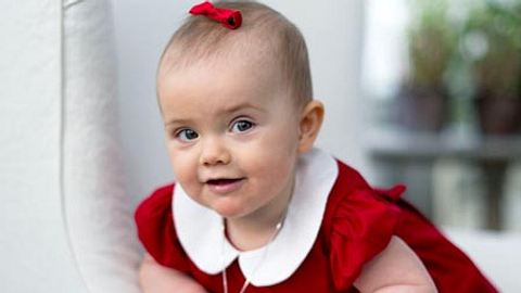 prinzessin estelle an weihnachten mit roter schleife - Foto: kungahuset.se/ Kate Gabor