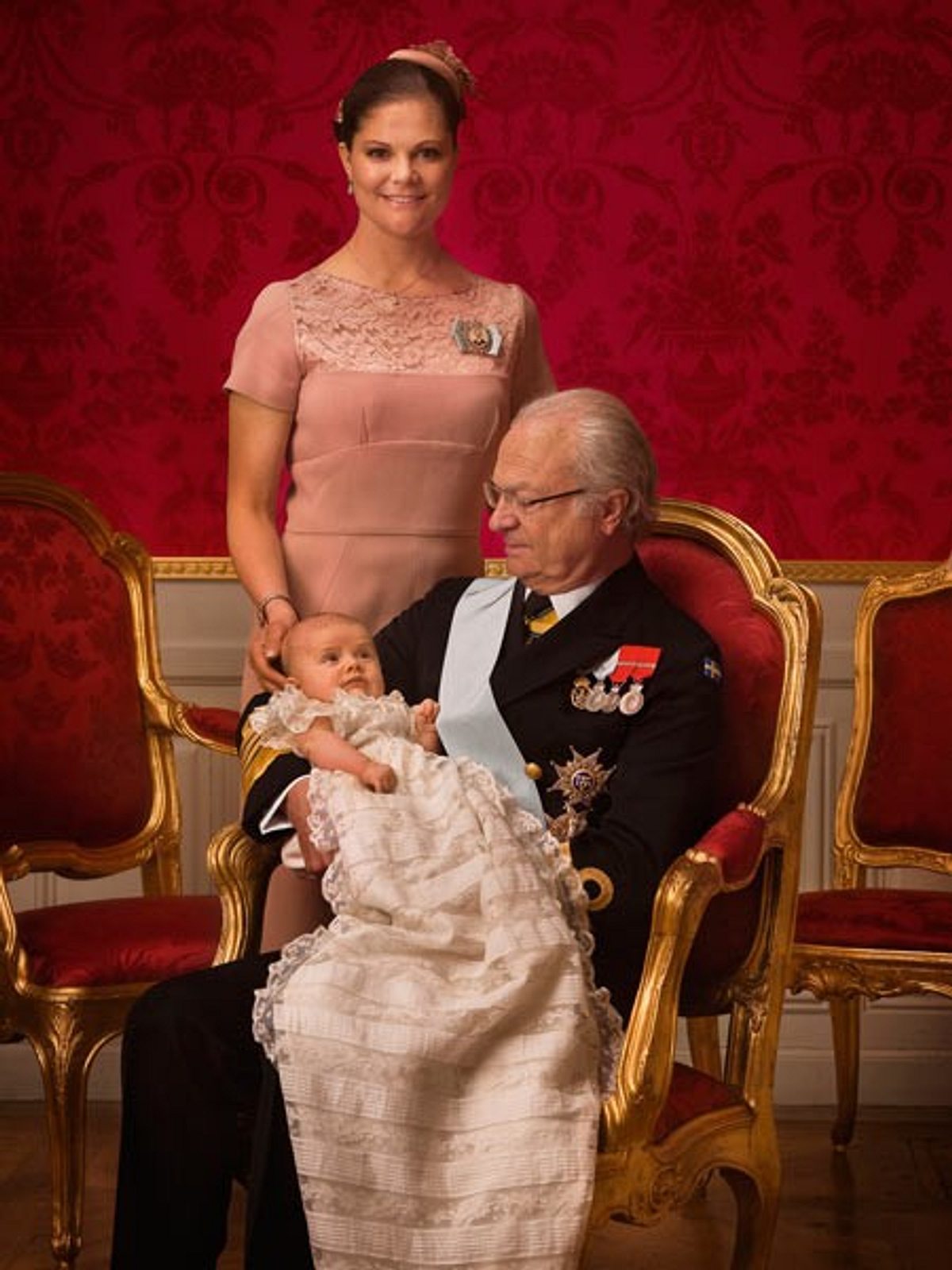 prinzessin estelle bei ihrer taufe mit mama und opa