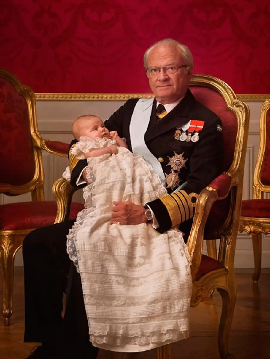 prinzessin estelle bei ihrer taufe mit opa carl gustaf