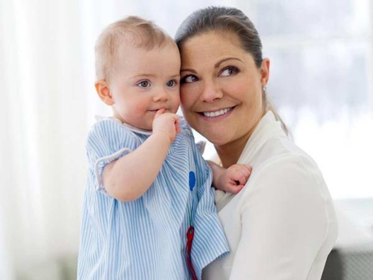 prinzessin estelle kuschelt mit mama victoria