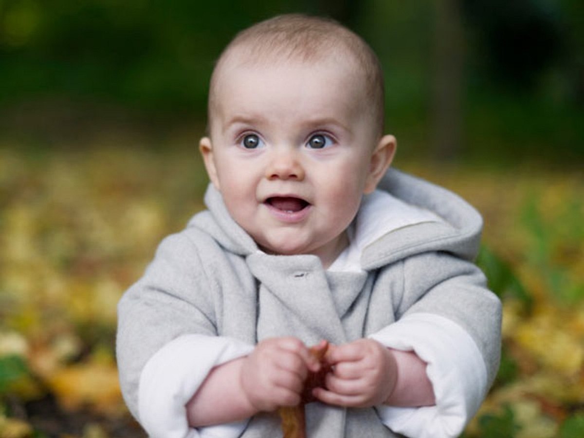 prinzessin estelle spielt im herbstlaub