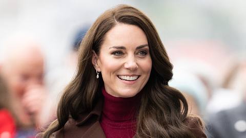 Prinzessin Kate im roten Rollkragen-Pullover - Foto: gettyimages/ Samir Hussein / Kontributor