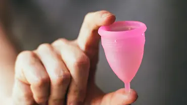 Hello, Menstasse! Beim Einführen und Nutzen von Menstruationstassen kann es ein paar Probleme geben. Die gute Nachricht: es gibt für alle eine Lösung! - Foto: iStock Hello, Menstasse! Beim Einführen und Nutzen von Menstruationstassen kann es ein paar Probleme geben. Die gute Nachricht: es gibt für alle eine Lösung! - Foto: iStock