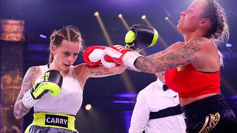 Lieferten sich einen heftigen Kampf: Carina Spack und Jade Übach. - Foto: imago images / Future Image