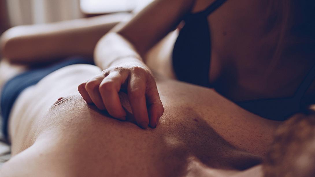 Viele Männer wünschen sich eine Prostata-Massage, denn sie kann ein starker erotischer Kick sein. - Foto: South_agency / iStock