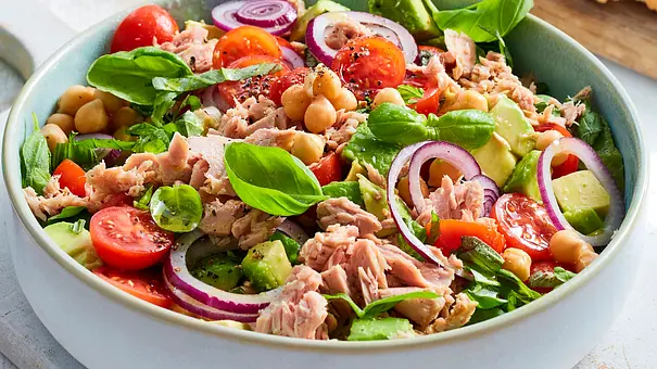 Protein-Salat mit Kichererbsen, Kirschtomaten, roten Zwiebeln und Thunfisch in einer flachen Schale - Foto: LECKER @ Bauer Media Group Protein-Salat mit Kichererbsen, Kirschtomaten, roten Zwiebeln und Thunfisch in einer flachen Schale - Foto: LECKER @ Bauer Media Group