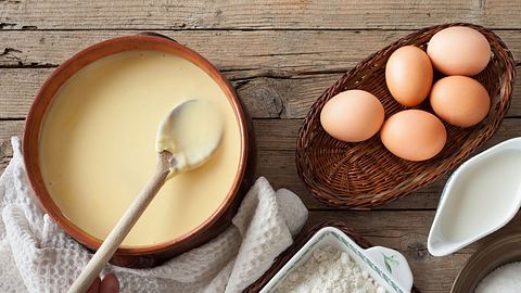 Pudding selber machen ist ganz leicht, wenn man weiß wie. - Foto: eZeePics Studio/iStock