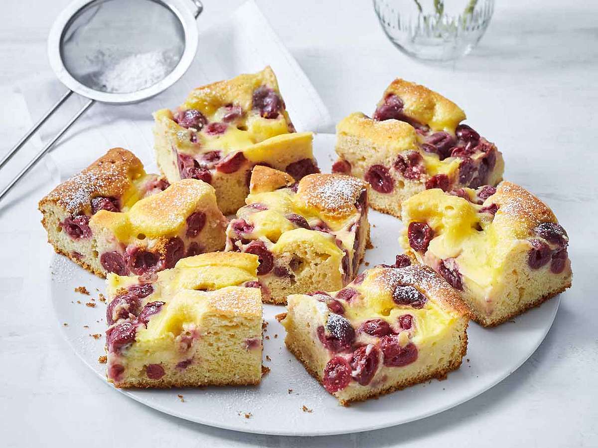 Puddingkuchen: Rezept für Schnecken mit Kirschen