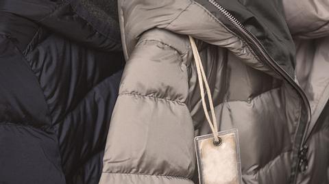 Pufferjacke in Beige und Schwarz - Foto: iStock/FarAway