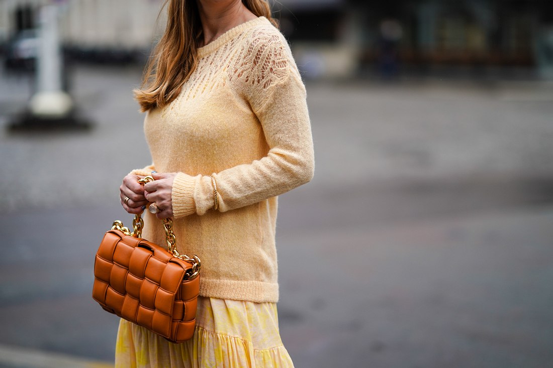Kleid mit Pullover kombinieren: Elegant durchs Schmuddelwetter!