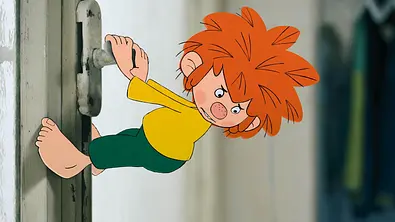 Pumuckl hängt an einer Türklinke und blickt besorgt nach unten. - Foto: RTL / NEUESUPER