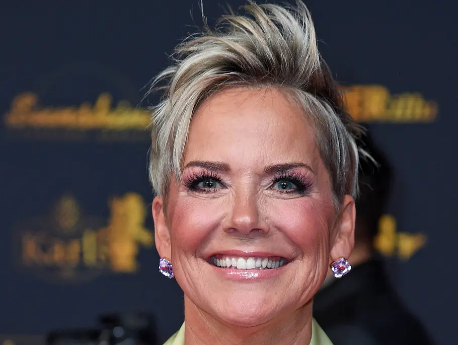 Blonder Punk Pixie Cut Inka Bause mit der rockigen Version des Pixie Cuts: der Punk Pixie.