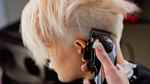 Punk Pixie Cut: Rebellisch, pflegeleicht und super frech für alle Frauen, die sich gern etwas Neues trauen! - Foto: Mikhail Spaskov/iStock