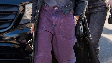 Purple Jeans Trend - Foto: Getty Images/Claudio Lavenia