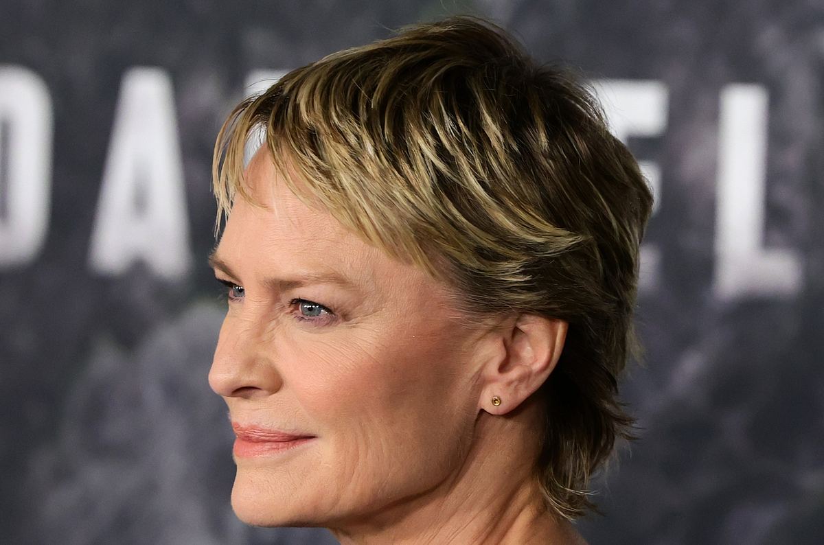 3. Pixie Cut mit Strähnchen für Frauen ab 60 US-Schauspielerin Robin Wright trägt einen Pixie Cut mit Strähnchen.