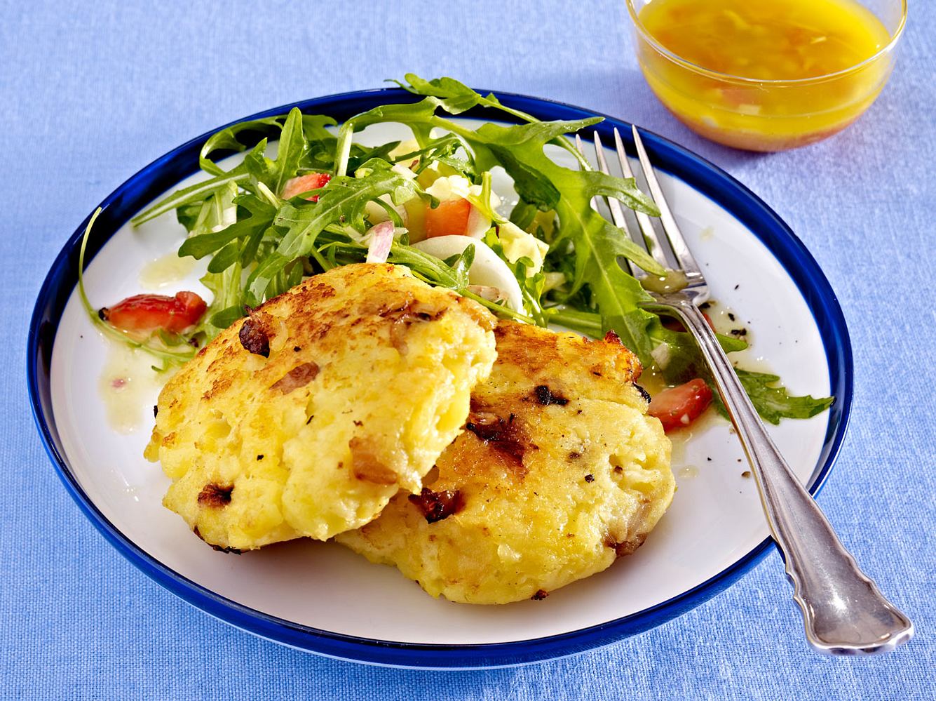 Wir kombinieren Kartoffeln mit Quark und machen daraus herzhafte Quarkpuffer. Wir kombinieren Kartoffeln mit Quark und machen daraus herzhafte Quarkpuffer.
