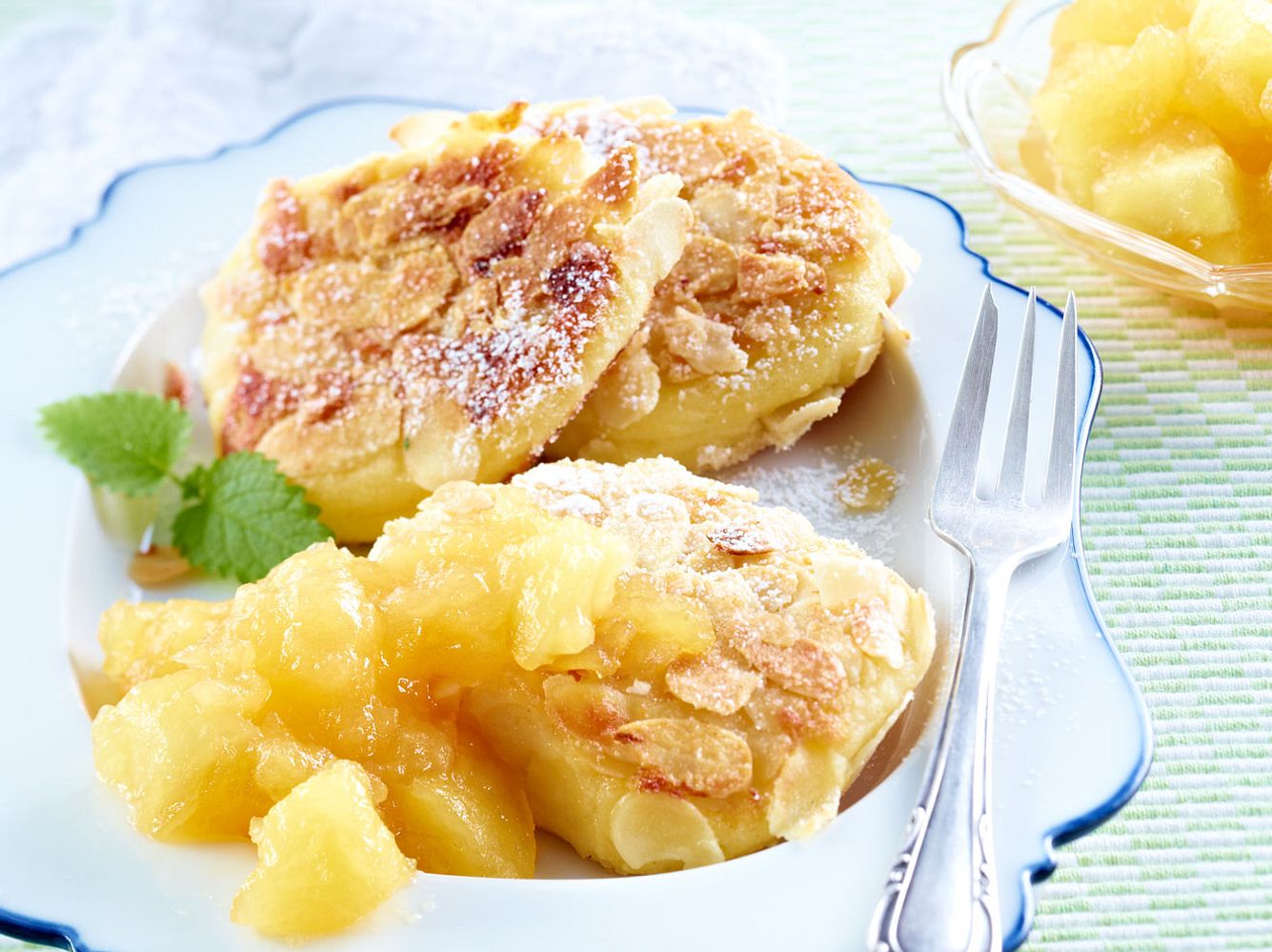 Quarkpuffer und selbst gemachter Apfelkompott sind wie fluffige Wölkchen. Quarkpuffer und selbst gemachter Apfelkompott sind wie fluffige Wölkchen.