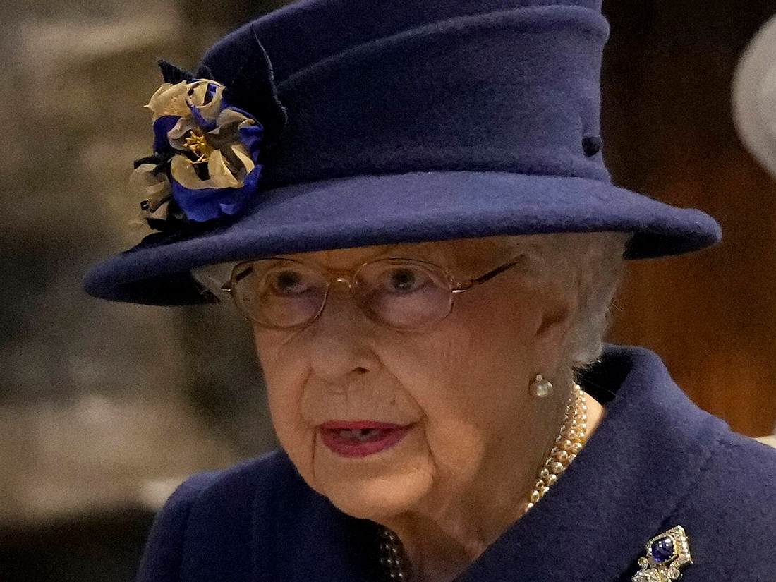Queen Elizabeth Arme Queen! Prinz Andrew ist das schwarze Schaf der Royals. Und der Ärger, den er verursacht, nimmt kein Ende.