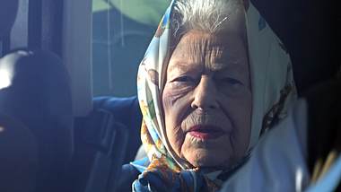 Dass es Queen Elizabeth nicht gut geht, sieht man sofort - doch wie schlimm ist es wirklich? - Foto: IMAGO / Paul Marriott