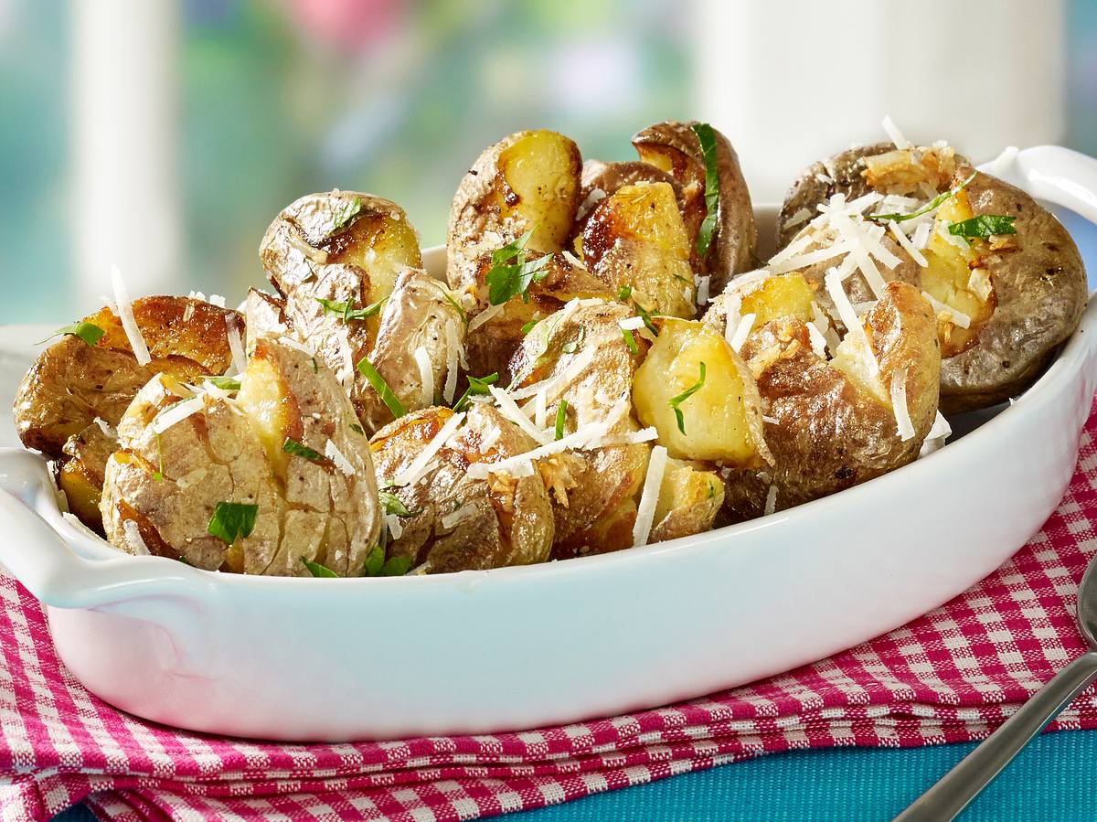 Quetschkartoffeln mit Knoblauch und Parmesan überbacken