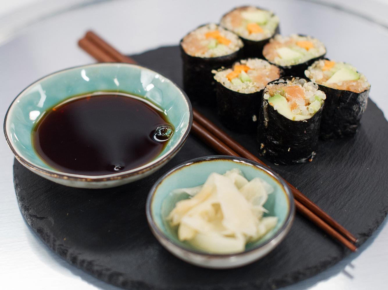 Rezept: Quinoa-Sushi mit Avocado, Gurke und Räucherlachs Rezept: Quinoa-Sushi mit Avocado, Gurke und Räucherlachs