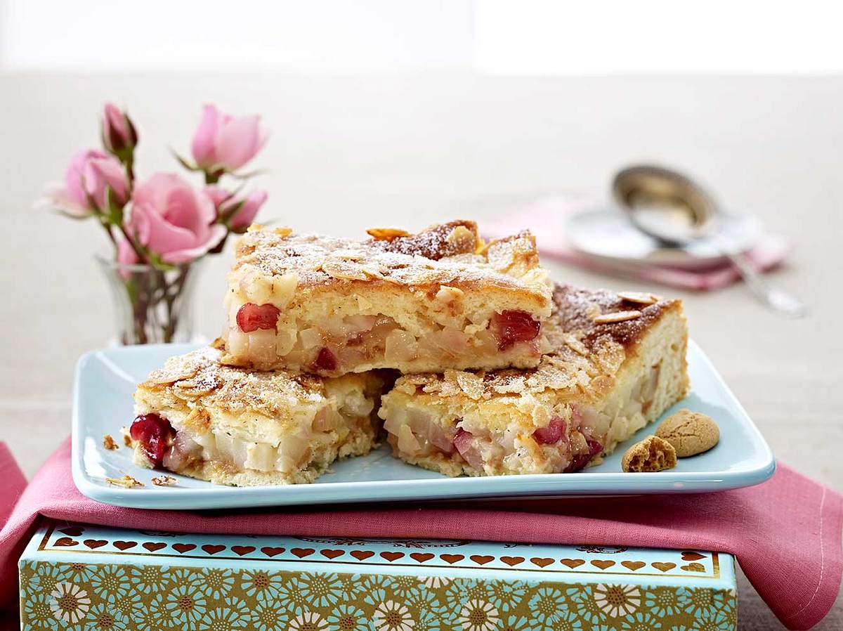 Gedeckter Quitten-Kuchen mit Amarettini