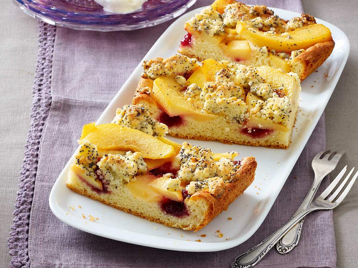 Quitten-Kuchen mit Mohnstreuseln