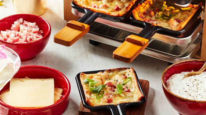 Raclette-Idee Weihnachten: Flammkuchen mit Speck - Foto: House of Food / Bauer Food Experts KG