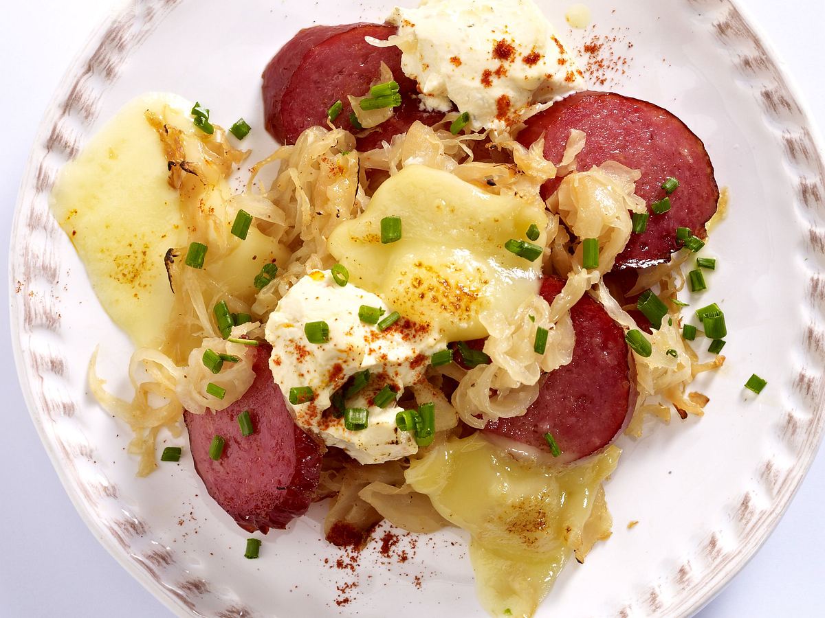 Raclette mit Cabanossi und Sauerkraut