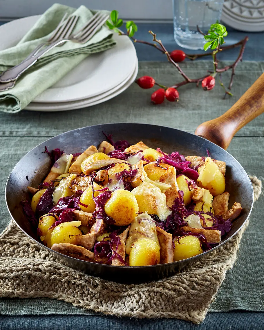 Rotkohl Schnitzelstreifen mit geschmolzenem Raclettekäse und Kartoffeln. Rotkohl Schnitzelstreifen mit geschmolzenem Raclettekäse und Kartoffeln.