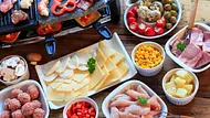 Raclette mit verschiedenen Zutaten - Foto: Symbolbild: juefraphoto/iStock Raclette mit verschiedenen Zutaten - Foto: Symbolbild: juefraphoto/iStock